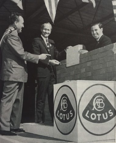 Jimmy pose la première brique de la future usine Lotus à Hétel en compagnie de Colin Chapman Jimmy pose la première brique de la future usine Lotus à Hétel en compagnie de Colin Chapman